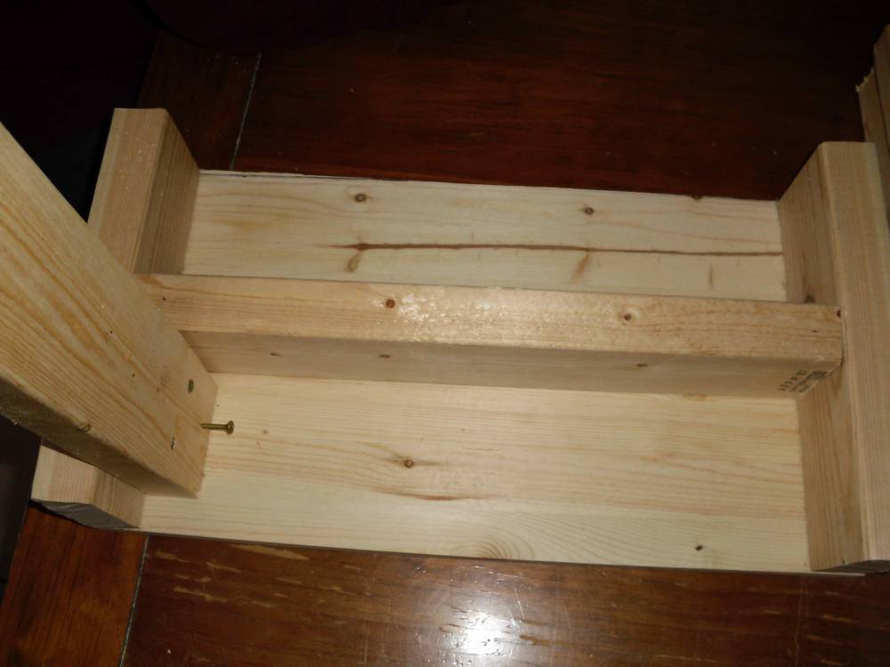 Top of the stand upside down it is the support and that is also showing how simply the legs are...