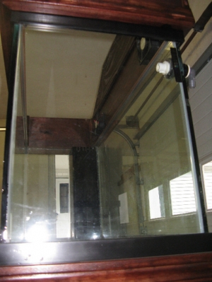 So this 90 gallon does not have a center-brace up top or on the bottom. The glass is 1/2" thick on the front and back, so it does not bow out even though these braces arent there. This makes the tank more open looking from the top, but also makes it weigh