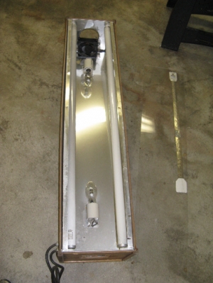 A set of lights I got for CHEAP. Two working 175W metal halides! Bonus! Now the hood design is being altered to include a vertical extension to house the halides. I need to choose a reflector system still.
This housing has already been dissasembled and t